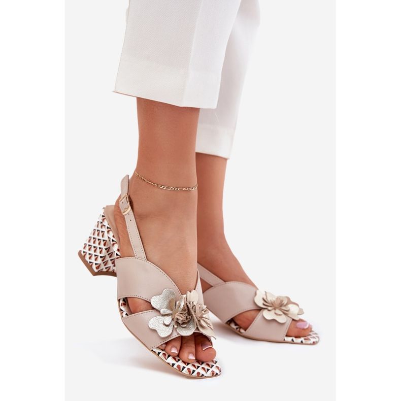 Women's leather sandals on the Laura Messi 2950 Beige Flowers post 1 Women's leather sandals on the Laura Messi 2950 Beige Flowers post 1