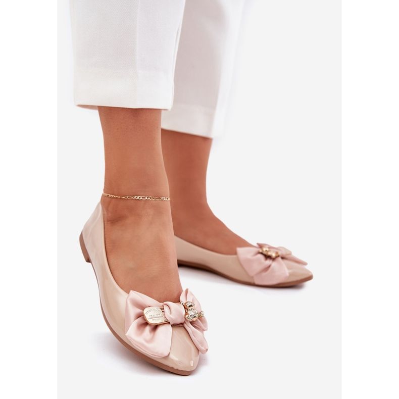 Painted ballerinas with a bow and a golden brooch beige 1