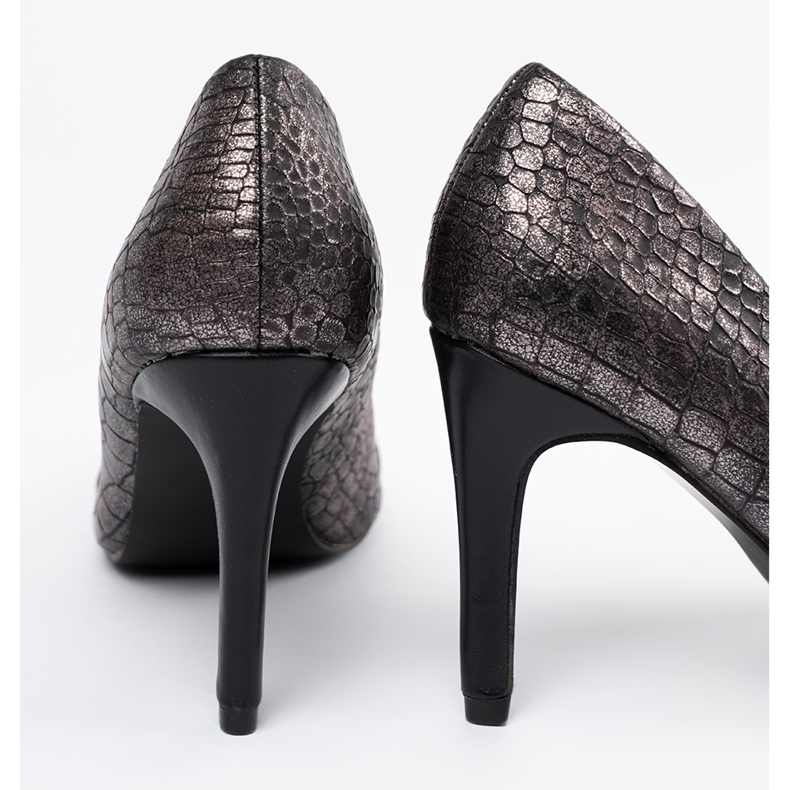 Goodin Black pumps with a snake pattern 1