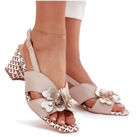 Women's leather sandals on the Laura Messi 2950 Beige Flowers post 5 Women's leather sandals on the Laura Messi 2950 Beige Flowers post 5