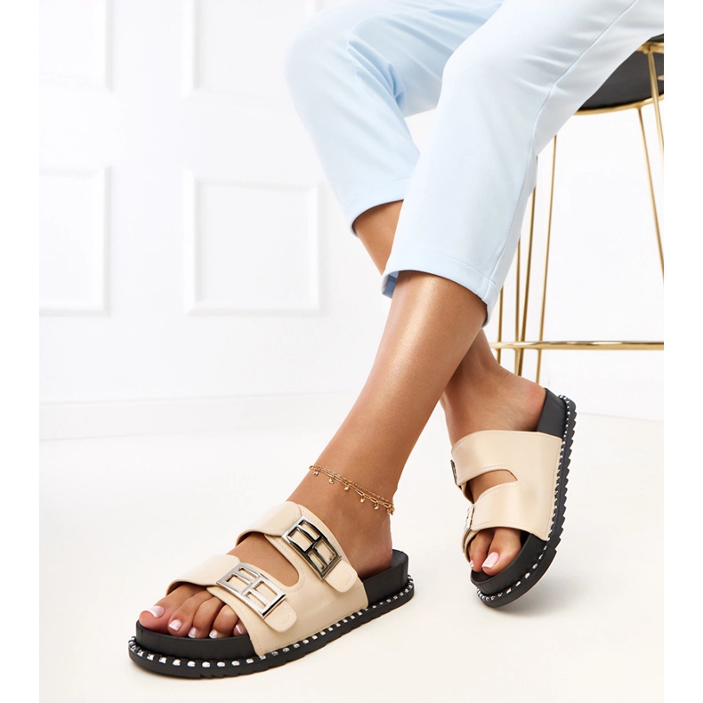 Beige flip flops on the Blau platform 1