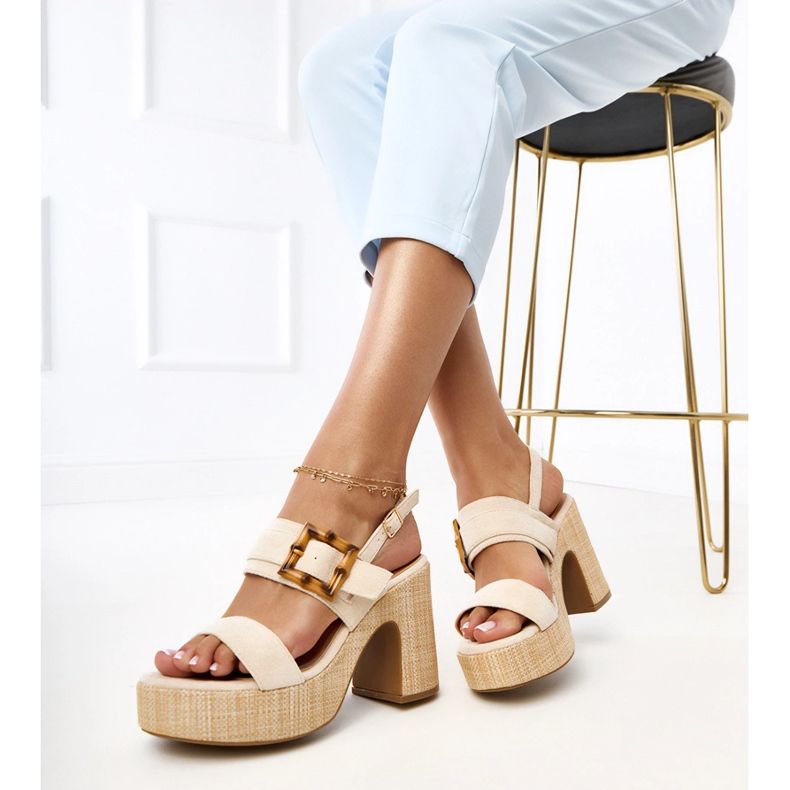 Beige sandals on the post decorated with Elevira clamp 2