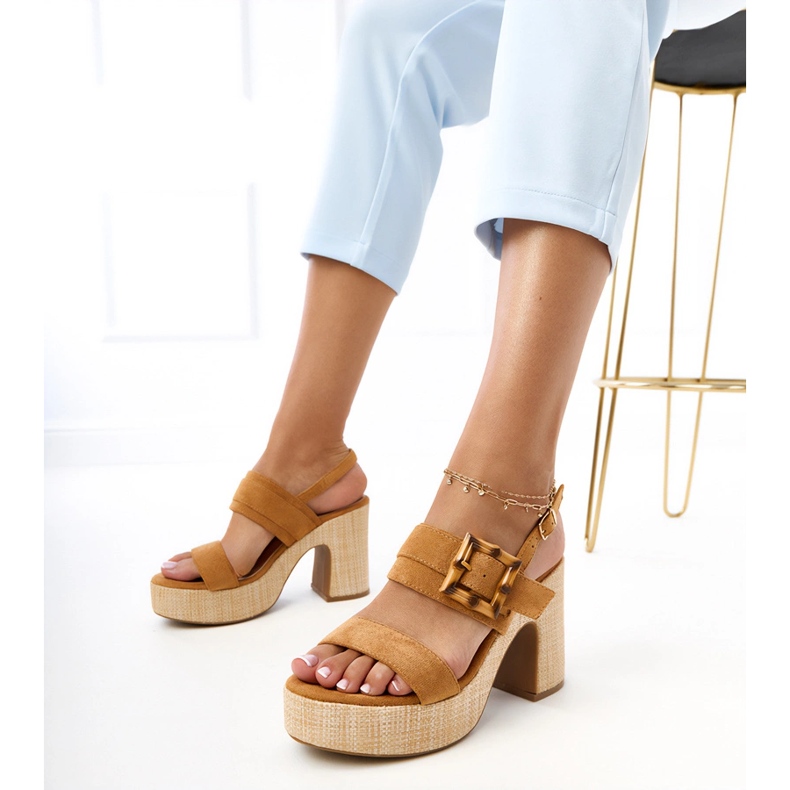 Brown sandals on the post decorated with Elevira clamp 1