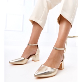 Golden pumps on the post fastened on Keris cubes 1