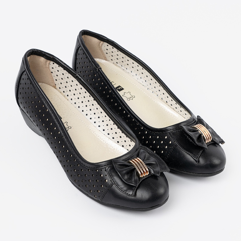 Shelvt Openwork wedge pumps black 2