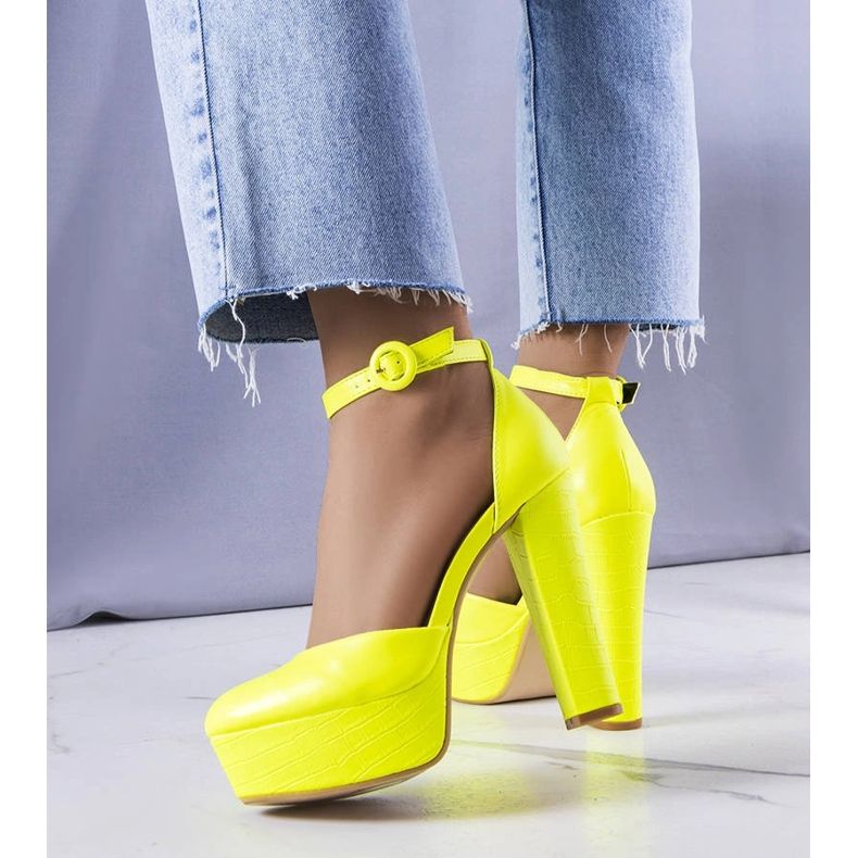 Yellow neon pumps on a high joy post 2 Yellow neon pumps on a high joy post 2