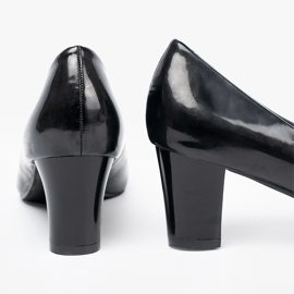Goodin Varnished pumps with a spectacular decoration black 2