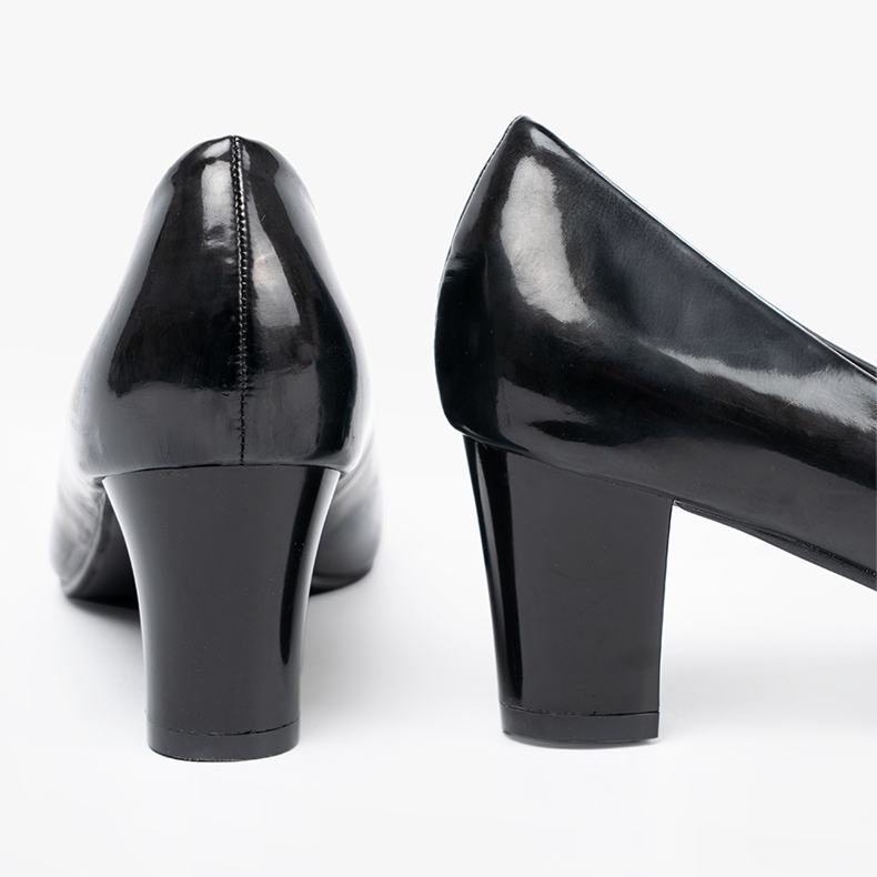 Goodin Varnished pumps with a spectacular decoration black 2