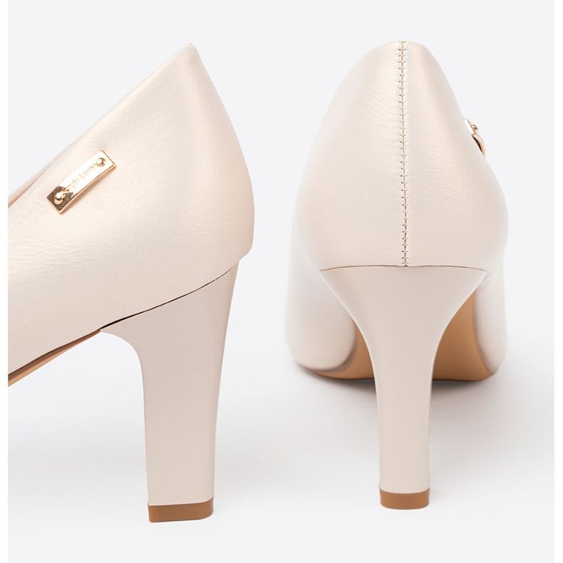 Beige pumps on the Sergio Leone post 1 Beige pumps on the Sergio Leone post 1