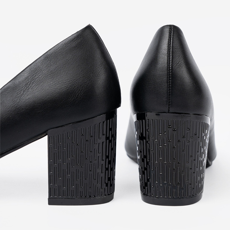 Goodin Black pumps on a spectacular post 1