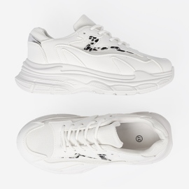 Shelvt White sports shoes with a decorative accent 1 Shelvt White sports shoes with a decorative accent 1