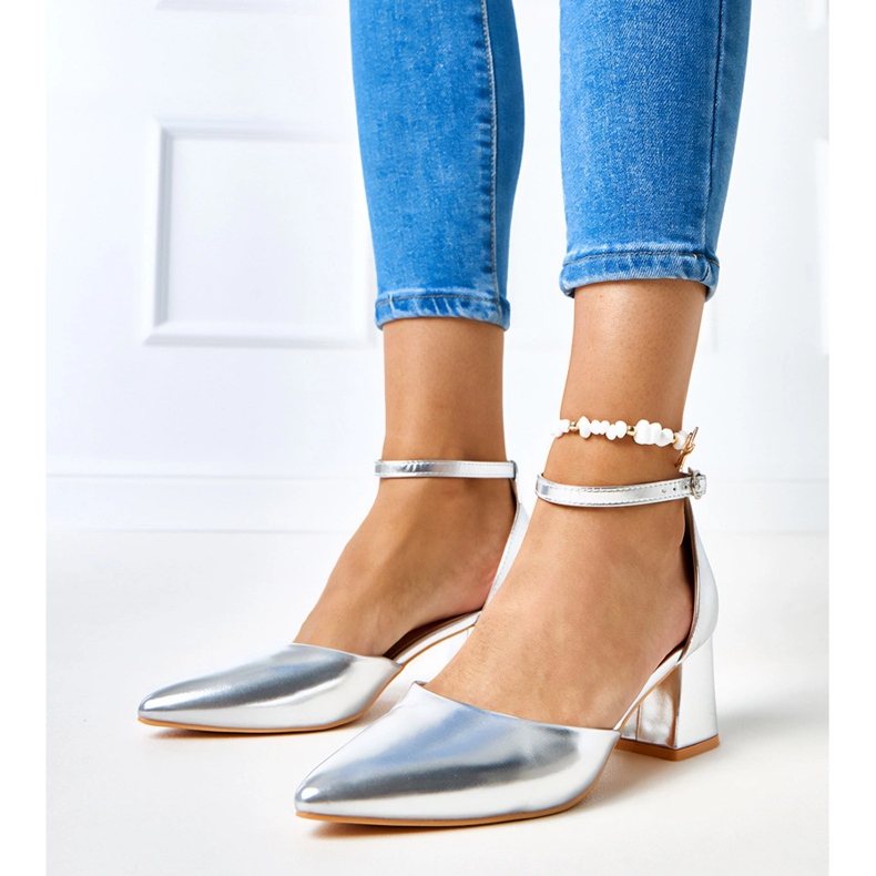 Silver pumps on the post fastened with Keris cubes 1