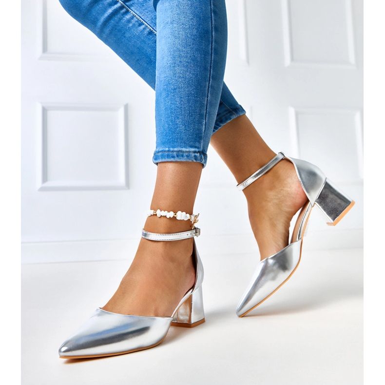 Silver pumps on the post fastened with Keris cubes 2