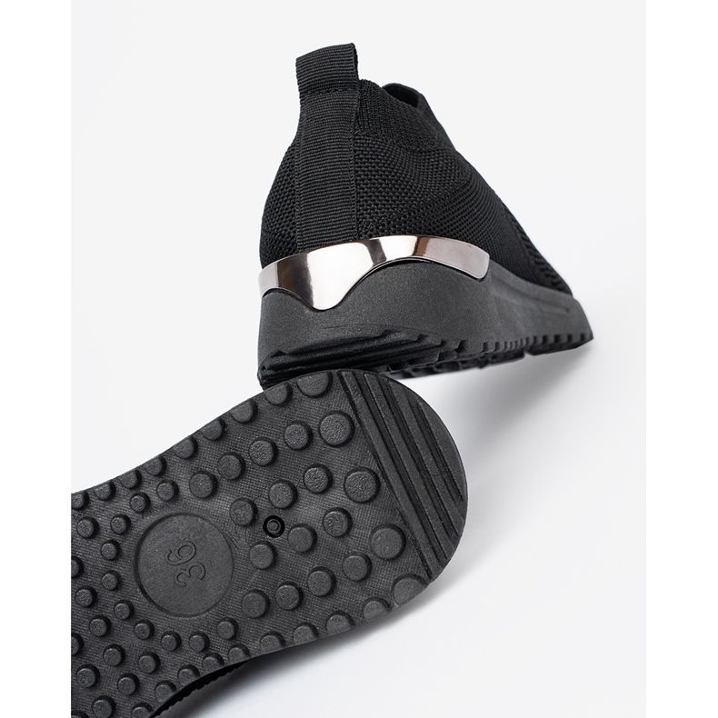 Shelvt Black Slip-on sports shoes with a mesh upper 1