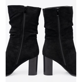 Shelvt Black boots on the post with a crinkled upper 1