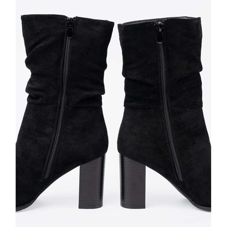 Shelvt Black boots on the post with a crinkled upper 1