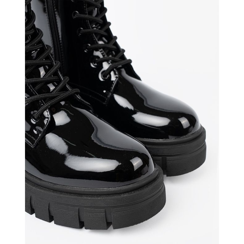 Shelvt Black varnished workers on a massive sole 1