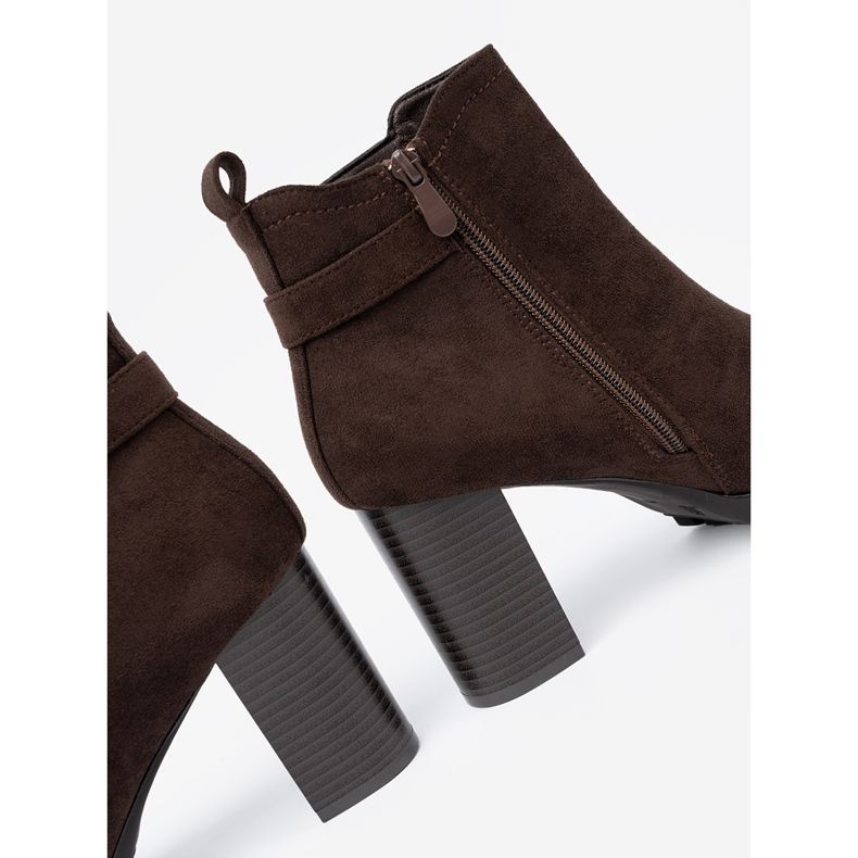 Shelvt Dark brown boots on the post with a decorative clamp 1