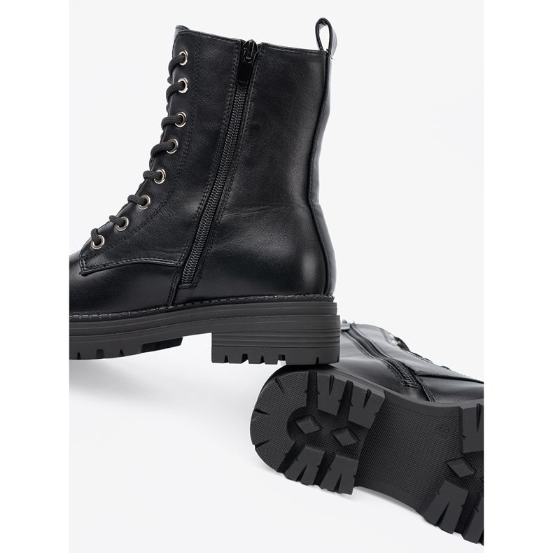 Shelvt Stylish black workers with a metal detail 1