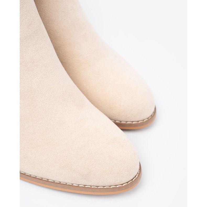 Shelvt Light beige boots on the post with a decorative clamp 1