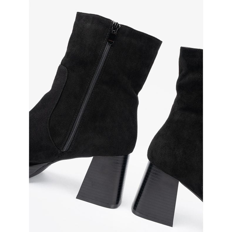 Shelvt Elegant black boots on a stable post 1