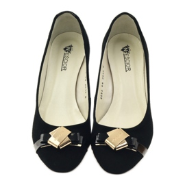 Black pumps with a gold Neścior decoration yellow 4