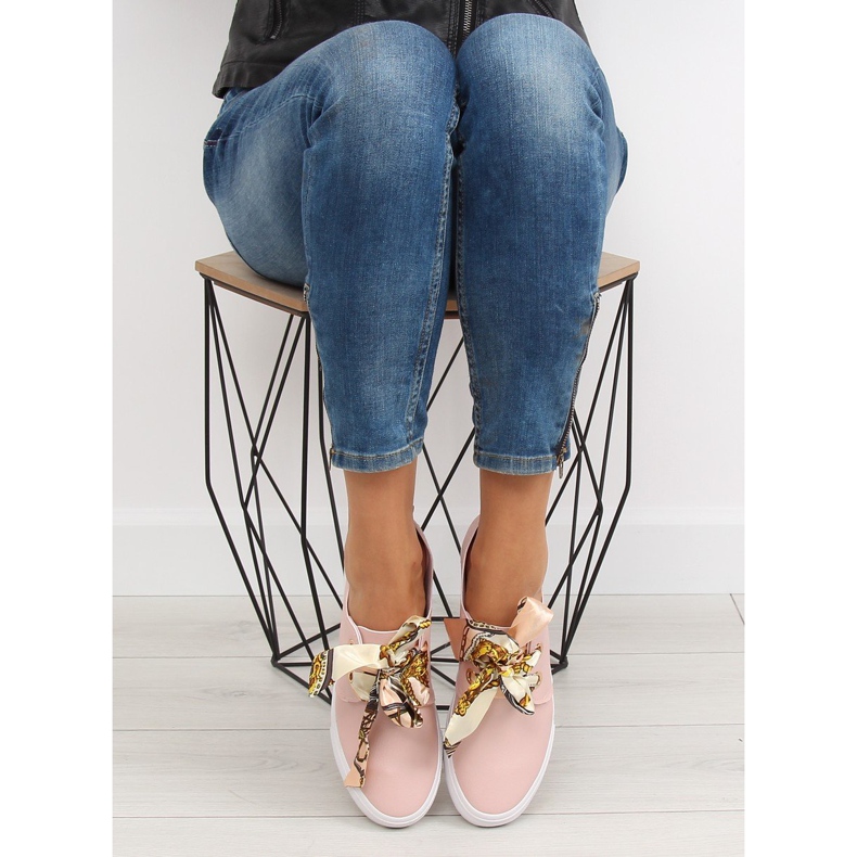 Sneakers laced with a pink ribbon XL09P Pink 1
