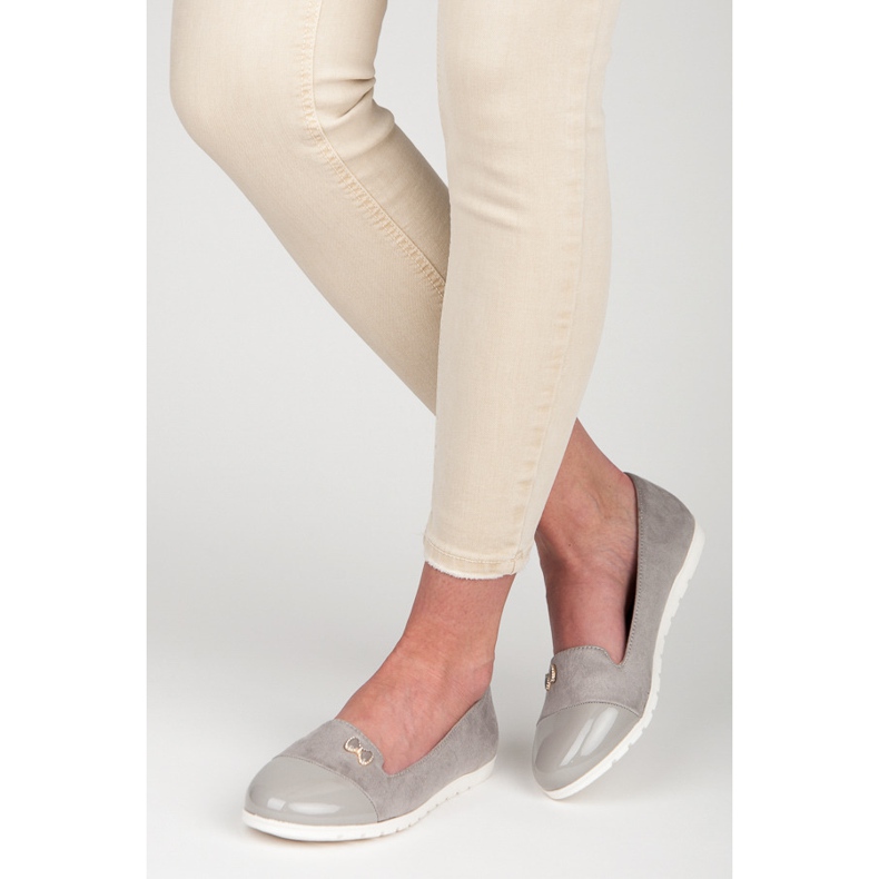 Vinceza Lordsy with a varnished toe grey 2