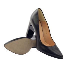 Classic pumps on the ESPINTO 689 post black 3