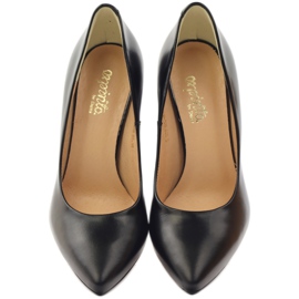 Classic pumps on the ESPINTO 689 post black 4
