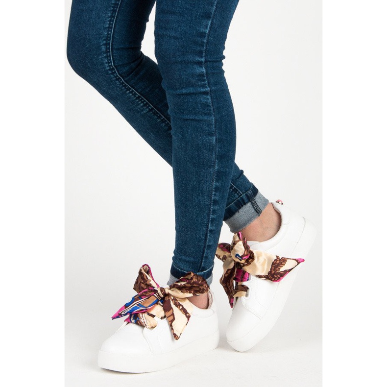 Sneakers tied with a ribbon vices white 2