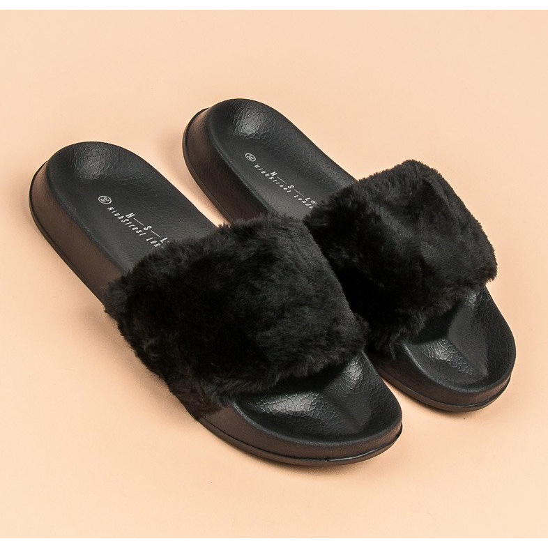 Black Slippers With Fur 1