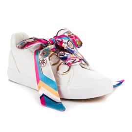 White tied sneakers vices 1