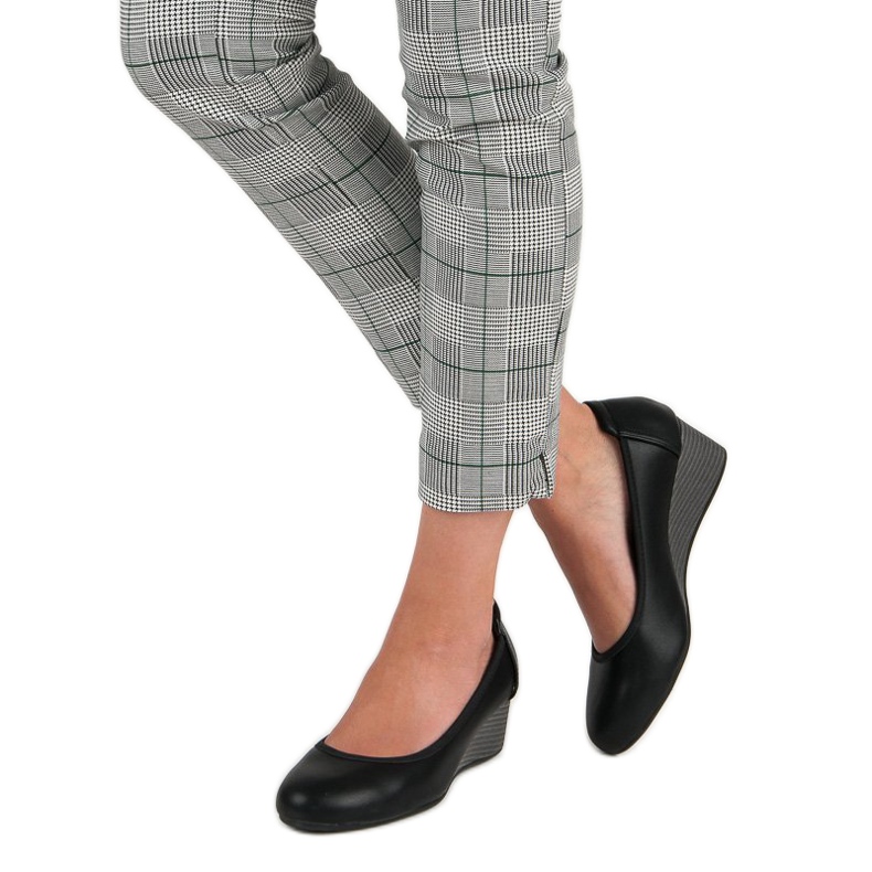 Pumps on the VINCEZA wedge black 1