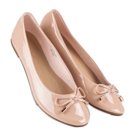 Ideal Shoes Lacquered beige ballerinas 1