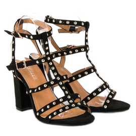 Bestelle Black sandals on the post 1