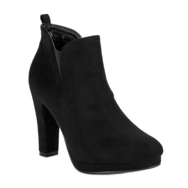 Small Swan Ladies' black boots 1