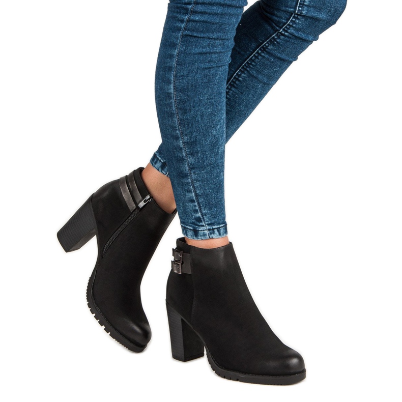 Show It Classic boots on the post black 2