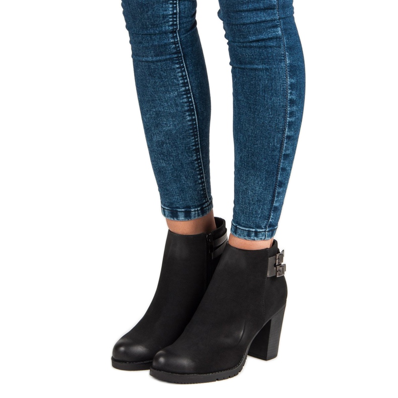 Show It Classic boots on the post black 1