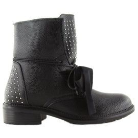 Workers with a black velvet bow 1