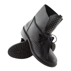 Workers with a black velvet bow 2