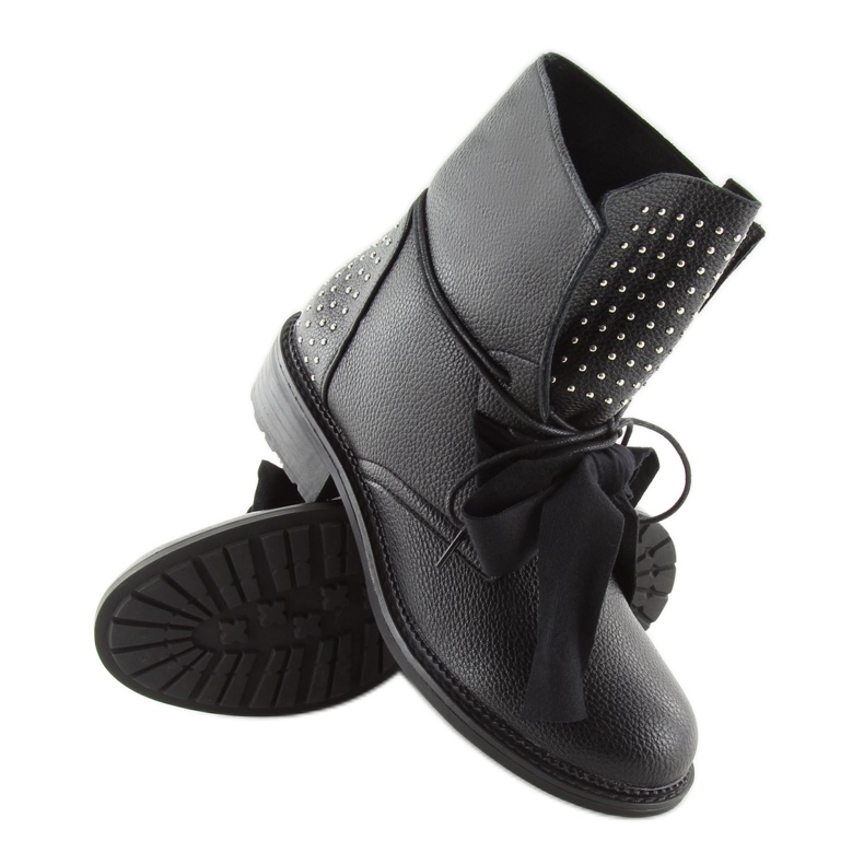 Workers with a black velvet bow 2