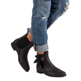 Black rubber boots, vices 2