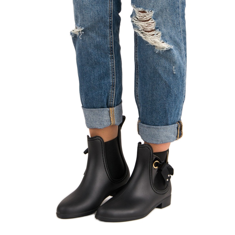 Black rubber boots, vices 1