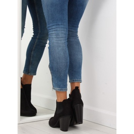 Black wide-heeled boots F71 2