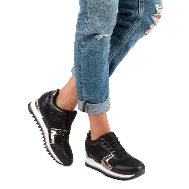 Tied sports shoes black 2