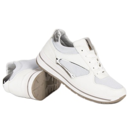 Fashionable sports shoes white 1