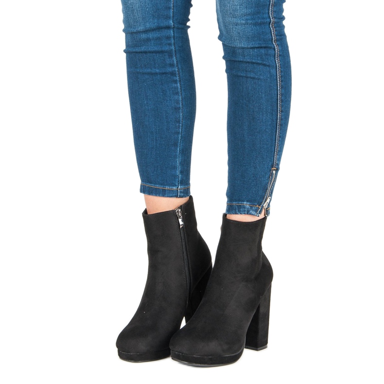 Small Swan Classic boots on the post black 2