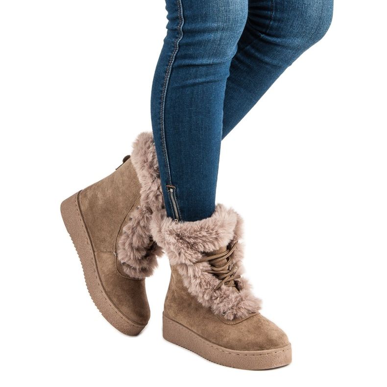 Brown tied snow boots 1