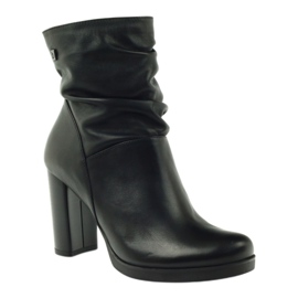Boots on a post crinkled Arka 7311 black 1